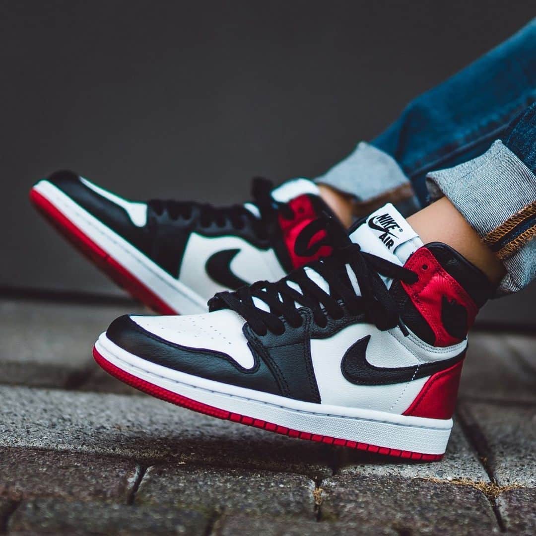 Sneaker Newsさんのインスタグラム写真 - (Sneaker NewsInstagram)「The Air Jordan 1 Retro High OG “Satin Black Toe” for women officially releases this Saturday 8/17 at retailers worldwide. For a store list, tap the link in our bio.」8月13日 23時23分 - sneakernews