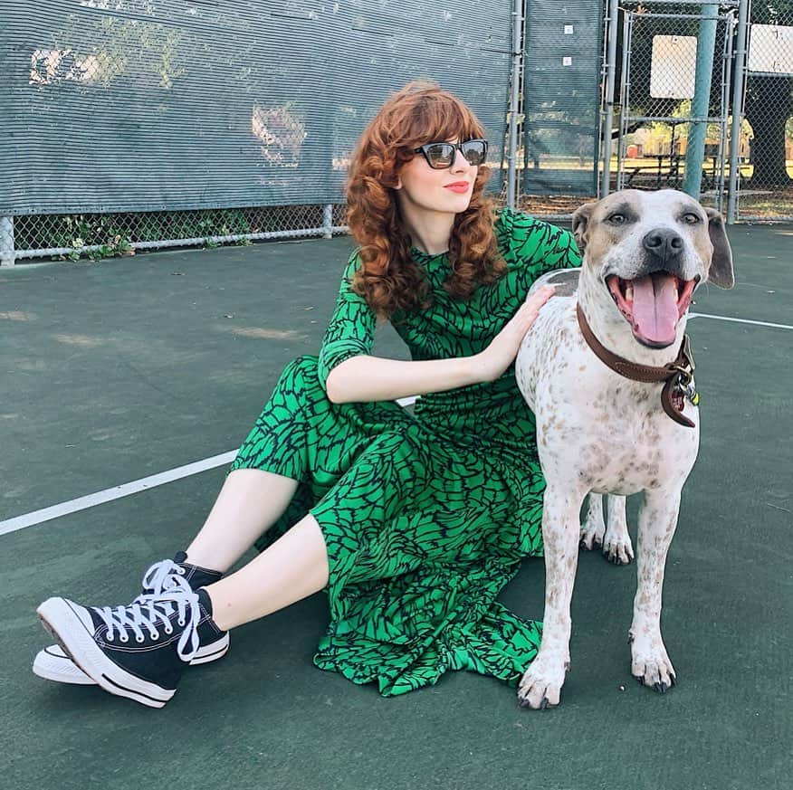 ジェーン・アルドリッジのインスタグラム：「Getting out for some fresh air with noted genius and extremely good girl, Greta. The best little pointer/pit bull mix there ever was! We are obsessed with her. Dress is vintage @dvf from @cheapthrillsvintage and thankfully machine washable.」