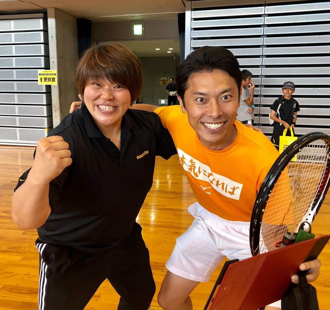 杉本美香さんのインスタグラム写真 - (杉本美香Instagram)「・ J-STAR SPORTS FESTIVAL2019 in:静岡県袋井市ーエコパアリーナ ・ トークショーに参加させてもらいました😁✨ ・ 様々な分野で活躍されたアスリート、指導者の方々の話は本当に学びだらけでした⭐️ ・ もっともっと深掘りして聞きたい話ばかり‼️ ・ 人それぞれの考え方や出会い方や生き方があっていいし、感じ方の自由もあって今の自分があるってことを感じながら聞かせてもらいました❣️ ・ 本当に楽しかったです💛 ・ 💪室伏由佳さん（陸上女子ハンマー投アテネオリンピック日本代表、順天堂大学スポーツ健康科学部講師） ・ 🥋廣瀬誠さん（柔道アテネ・リオパラリンピック60kg級銀メダリスト、愛知県立名古屋盲学校教諭） ・ ⚽️北澤豪さん（元プロサッカー選手、公益財団法人日本サッカー協会理事） ・ 🏉清宮克幸さん（前ヤマハ発動機ジュビロ監督） ・ 👨‍🏫谷本道哉さん（近畿大学生物理工学部准教授） ・ 司会にはこにわさんと浅野有香さん🎤 トーク力、情報収集、元気パワーを感じました‼️ ・ 楽しい時間になりました🥰 ありがとうございました✨ ・ 溝口さんからの差し入れめちゃくちゃ美味しかったです😋 ・ そして静岡のお茶が好き🍵 このペットボトルのお茶知ってる？ カチッと蓋を回したらお茶の粉が混ざって振って飲むんです😋 好きなんです😍 ・ 室伏由佳さんと久しぶりにお会いした瞬間に「今元気になった！お会いしたら元気になりました☺️」って言葉で表現してくださる由佳さんに素敵な人だなーって感じました🤩 また、絶対お会いしたーい🥰 ・ #スポーツ庁 #Japansport #日本スポーツ協会 #公益財団法人日本オリンピック委員会 #公益財団法人日本障がい者スポーツ協会日本パラリンピック委員会 #jstarsportsfestival2019 #J_STARで世界を目指せ！ #道はひとつじゃない！ #笑顔 #smile😊」8月13日 23時24分 - mika__sugimoto