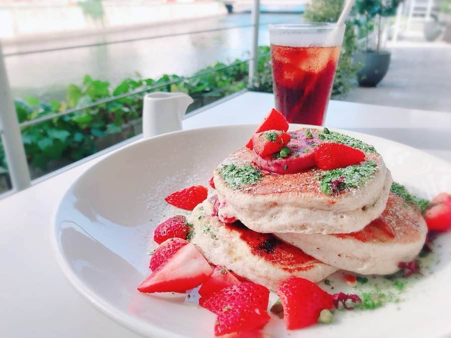 木南清香さんのインスタグラム写真 - (木南清香Instagram)「ふくおか、グルメ編🥞 ・ ・ 1番のヒットは❣️ @vitojapan の飲むジェラート #アールグレイラテ です🥤 ほぼ、毎日飲んでました🙊💕 これから博多に行かれる方はぜひお試しください🙋🏻‍♀️ ・ 🥞#bills 🍚#めんたい重 🍜#一蘭 🍨#vito 🥚#とり田 🍲#もつ鍋おおやま 🍜#海鳴 🥤#生タピオカ専門店モッチャム ・ #博多#博多グルメ#博多カフェ」8月13日 23時16分 - kinami_sayaka