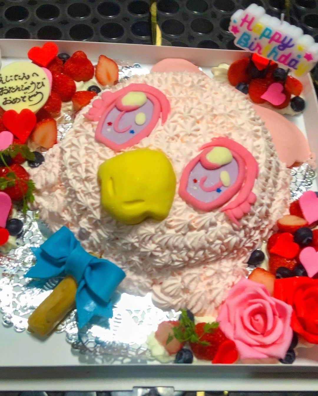 絵仁さんのインスタグラム写真 - (絵仁Instagram)「お誕生日ケーキありがとう😊🎂🧁 ♡ ♡ ♡ #happybirthday #birthdaypresent #birthdaycake #オリジナルキャラクター #サプライズ #サプライズバースデー #バースデーライブ #happiness」8月13日 23時21分 - eni_tc