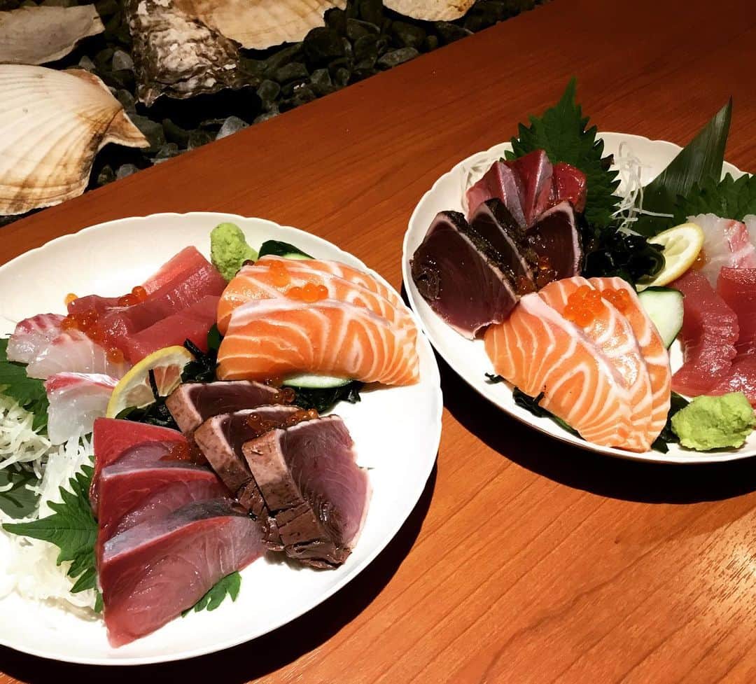 のインスタグラム：「毎度おおきに〜〜🍻 知床漁場枚方店です‼️ 本日もたくさんのご来店ありがとうございました🥰 当店大人気の【お造り盛り合わせ】食べにいらしてください〜🐟🦐🐙🦑 明日もお待ちしておりますね🌻🌞 ❄️❄️❄️❄️❄️❄️❄️❄️❄️❄️❄️ #枚方 #居酒屋 #海鮮 #飲み放題 #お造り盛り合わせ #サーモン #枚方グルメ #summer #fish #enjoy #うまみ #最高」