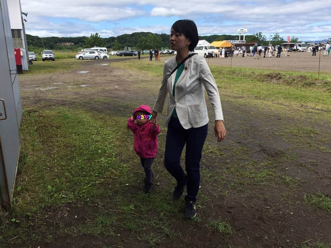 鈴木貴子さんのインスタグラム写真 - (鈴木貴子Instagram)「天気にも恵まれた今日は、釧路市大楽毛にて開かれていた 釧路ホルスタイン共進会へ🐮  共進会というのは、ホルスタインつまり乳牛の品評会です  お天気も良かったのと、娘が動物に興味を持ち始めたのもあり 連れていくことに🎵  できるだけ本物、絵本の牛と比べて本物は こんなにも大きくて、以外とゴツゴツしてるんだよー と見せることができました🐮  いきなり多くの大人に囲まれて人見知り気味でしたが、 牛見知りはまったくなく、エサまであげていました！  はなの頭をナデナデしたり、鼻息かけられても ニコニコしている姿はなかなか逞しかったです‼️ お散歩などで犬や猫に触れあえても なかなか牛や馬は頻繁に会えないので良い機会となりました  牛がなくたびに“もぉーーーーー”と答えていたのが面白かったです  そして、開会式ではさすがに私の足元にいましたが 主催者挨拶、来賓紹介などで、しっかりと拍手をしていました 教えていなくても拍手と握手だけは、すっかりマスターしていて👀‼️ みなさんに可愛がってもらい大変助かりました！ ありがとうございました‼️」8月13日 23時22分 - _takako.suzuki_