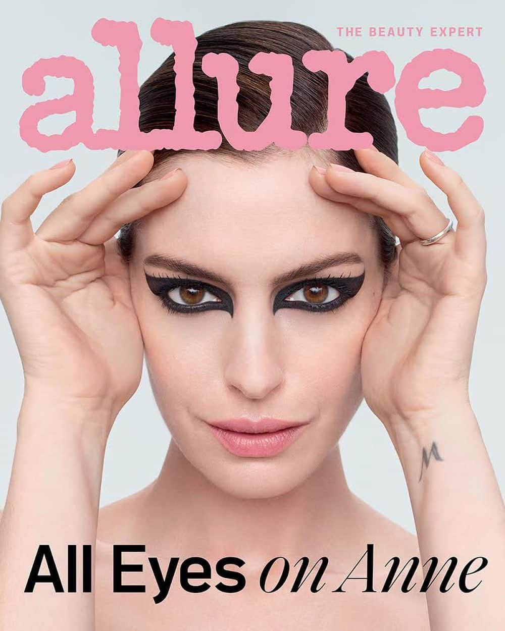 アン・ハサウェイさんのインスタグラム写真 - (アン・ハサウェイInstagram)「@Allure, September Issue⁣⁣ 🖤🖤🖤🖤🖤🖤🖤🖤🖤⁣⁣ Photographed by @solvesundsbostudio Styled by @georgecortina⁣⁣ Hair by @jennychohair⁣⁣ Makeup by @diane.kendal⁣⁣ Manicure by @riekookusa⁣⁣ Story by @smashfizzle⁣⁣ Full story at the link in my bio.」8月13日 23時27分 - annehathaway