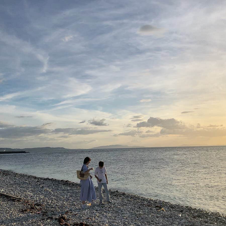 のインスタグラム：「. 今年の夏は夕焼けの海を眺めに🏖 海水触って、石拾って、海辺歩いて 滞在時間10分⏳ 夏らしい事出来ずなゆうしんに海見せられて良かった☺️ . . #2019summer」