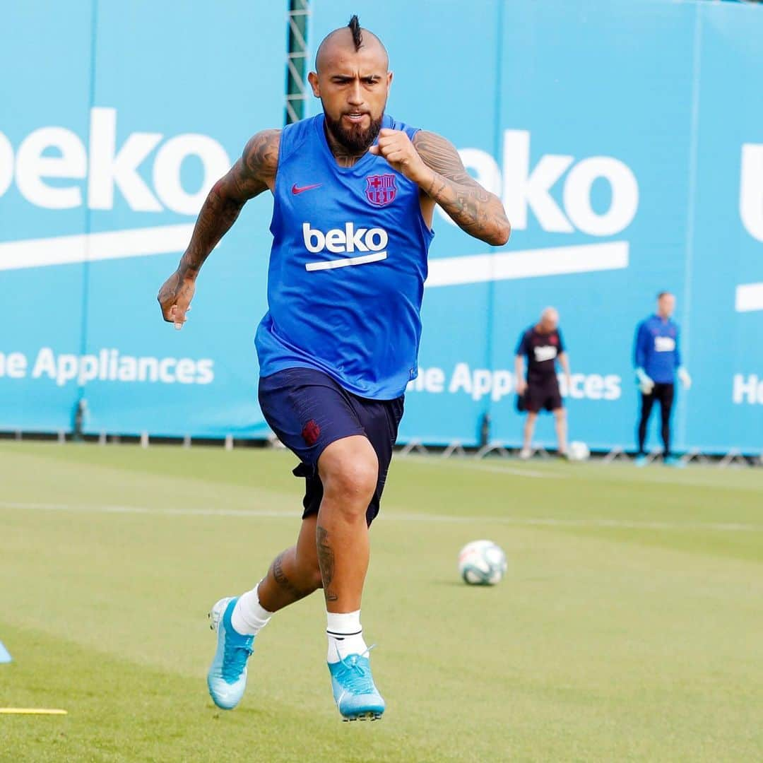 アルトゥーロ・ビダルさんのインスタグラム写真 - (アルトゥーロ・ビダルInstagram)「Entrenamiento!!💪🏽💪🏽👑🔵🔴」8月13日 23時41分 - kingarturo23oficial