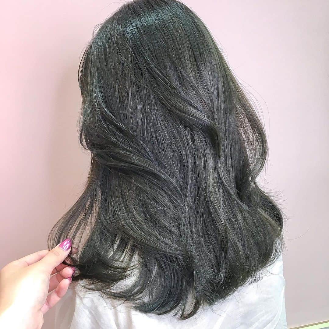 原涼香のインスタグラム：「Olive gray 👒 暗めだけど透けるいろ( ◠‿◠ ) もともと明るいお客様でした🍋」