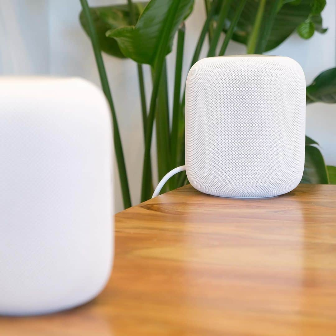 松村太郎さんのインスタグラム写真 - (松村太郎Instagram)「With 2 #HomePod -s which are stereo-paired, not just filling music enough in the room, but creating a serious listening environment. Totally different experience.  #Apple #audio #HomeKit」8月13日 23時35分 - taromatsumura