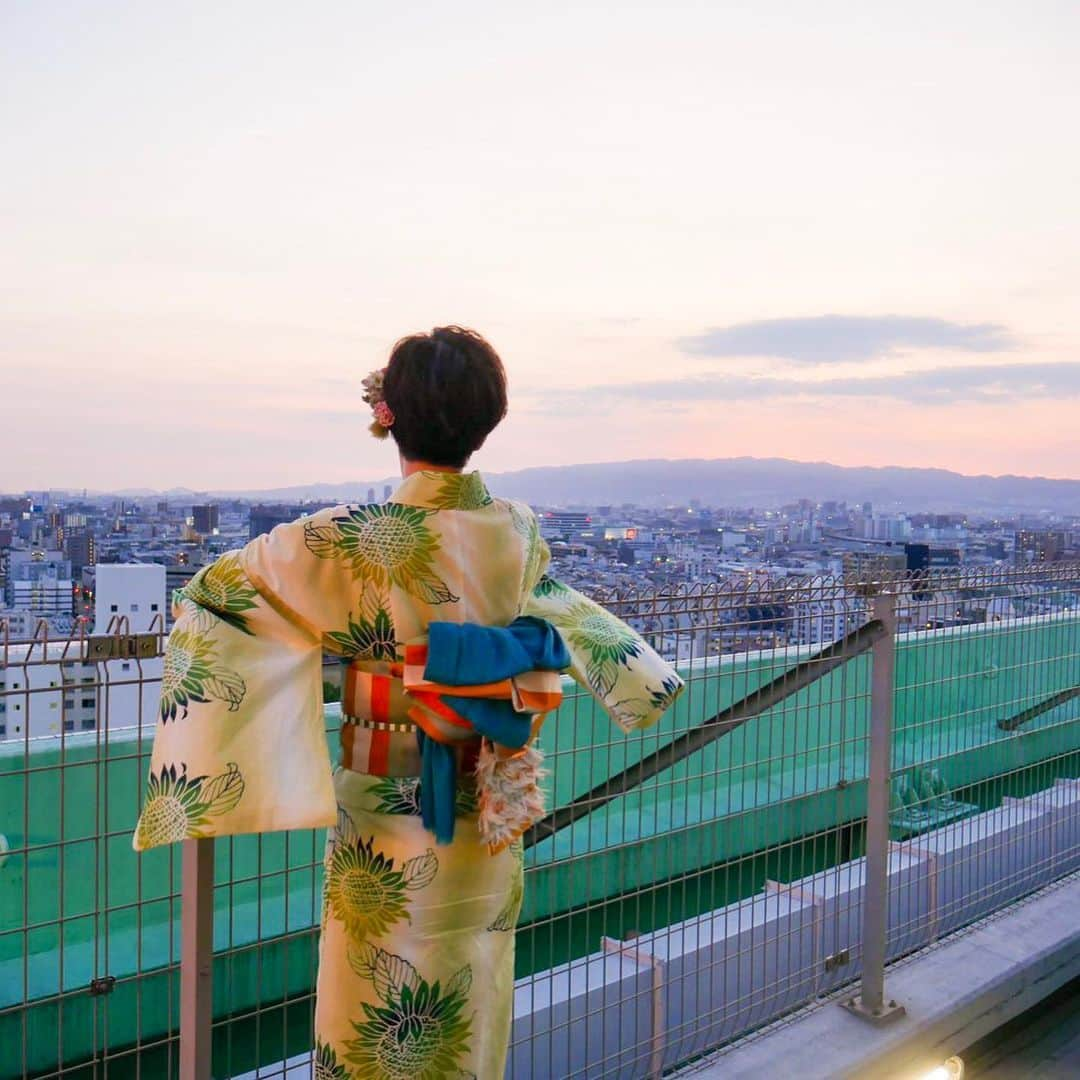 ホラン千秋さんのインスタグラム写真 - (ホラン千秋Instagram)「_ 今年初浴衣👘🎆 大きな向日葵柄がとっても可愛かったなぁ🌻花火もとっても綺麗で束の間の夏気分..☀️✨」8月13日 23時36分 - chiakihoran_official