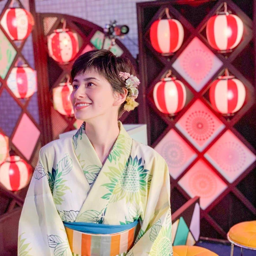 ホラン千秋さんのインスタグラム写真 - (ホラン千秋Instagram)「_ 今年初浴衣👘🎆 大きな向日葵柄がとっても可愛かったなぁ🌻花火もとっても綺麗で束の間の夏気分..☀️✨」8月13日 23時36分 - chiakihoran_official