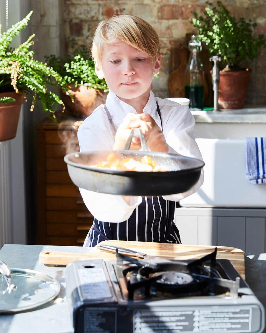 ジェイミー・オリヴァーさんのインスタグラム写真 - (ジェイミー・オリヴァーInstagram)「I've got my top helper Buddy on chef duty with me at HQ today and we  did a LIVE cook up on facebook this morning cooking up my sunshine fusilli pasta from my brand new book #JamiesVeg! Check out the results 👉👉👉 both were delicious, the only difference being I used yellow peppers & Buddy used red peppers. Guys the book is out on August 22nd - if you want to pre-order it just hit the link in my bio!」8月13日 23時42分 - jamieoliver