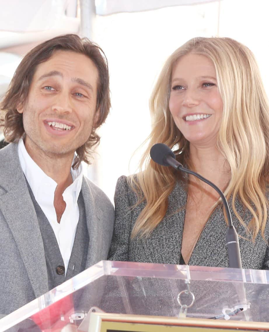 Just Jaredさんのインスタグラム写真 - (Just JaredInstagram)「@bradfalchuk is revealing why it took him and @gwynethpaltrow one year after their wedding to move in together. Tap this pic in the LINK IN BIO to see the reason why.  #GwynethPaltrow #BradFalchuk Photo: Instar Images」8月13日 23時45分 - justjared