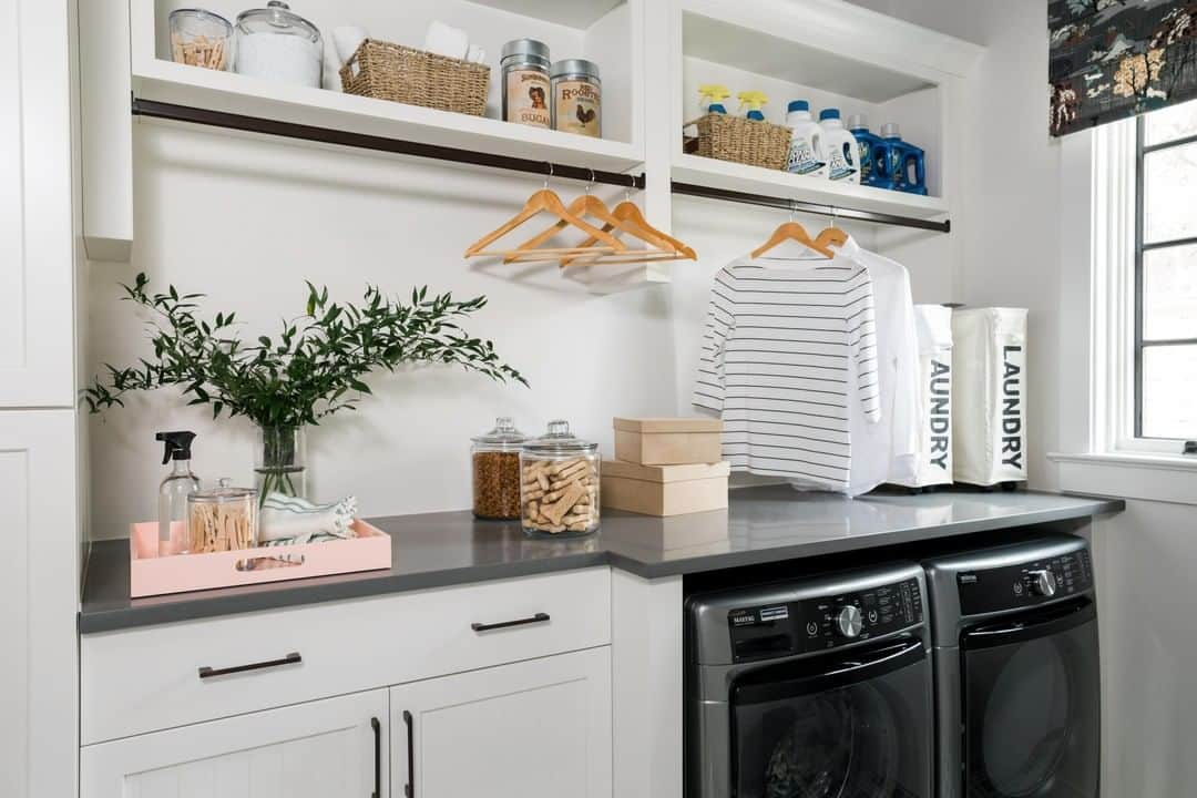 HGTVさんのインスタグラム写真 - (HGTVInstagram)「Is your laundry room working for you or against you? Contain the chaos in one of the most utilitarian rooms in your house with the 14 tips at the link in our bio. Design by @tiffanybrooksinteriors. 📸: @rusticwhite. . . . #laundryroom #mudroom  #interiordesign #storage #organization」8月13日 23時46分 - hgtv