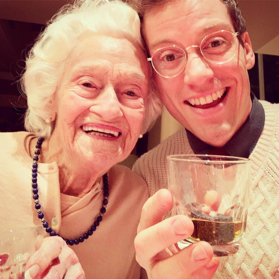 バーレット・フォアのインスタグラム：「Yesterday was Nonnie’s 102nd birthday, so naturally, I raised a glass of scotch in her honor.  She passed peacefully back in May at the ripe young age of 101 (and 3/4). She and I grew very very close over the past decade. I got to be with her on one of her final days, and I whispered all our inside jokes in her ear.  She drank single malt scotch every single day of her life - I even named my dog Scotch after her favorite drink (mine, too.) Nonnie, I know you’re up there enjoying a Dewar’s (rocks glass, ice on the side) and secretly gobbling up milk chocolate Easter bunnies (solid only, none of that cheap stuff) in that big closet in the sky.  Giving you a big, loud “kiss in ear!” Let’s all raise a glass to my late grandma, Marie “Nonnie” Foa! 🥃 . . #grandma #nonnie #scotch #singlemalt #dewars」