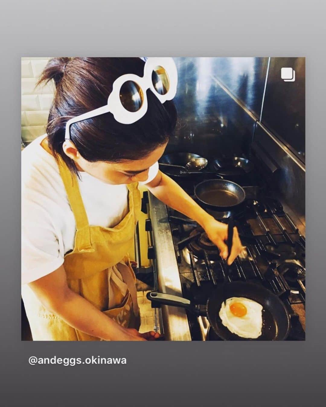 上江洌清作さんのインスタグラム写真 - (上江洌清作Instagram)「＆Eggs オリジナル  目玉焼きサングラス完成しました〜  Sunny Side Up Sunglass  イラストから型をおこして  白身と黄身のバランスにこだわり  本気で遊んだ結果  かけ心地は  まさかのレ◎バン並⁈  @ayahundred の壁画も完成‼︎ サングラス、壁画、新しくなったメニュー  是非、店頭でチェックワンツーしてみて下さい  @ayahundred  @andeggs.okinawa  #andeggs  #アンドエッグス  #卵は僕を裏切らない  #ayakafukano」8月13日 23時49分 - 00800