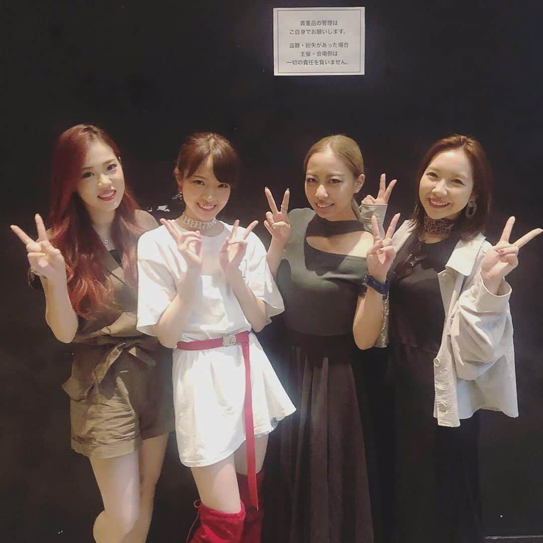 上村茉冬のインスタグラム：「. 【2019.8.11.sun REDRAD -I'm here- Vol.2】 #BsGirls から、 #CHAL #AOI #MIYU が応援に 駆けつけてくれましたー(*´ｰ`*)💓 心強いよ。 ほんまにありがとう😢♡ . ちゃるは、1stから ほんまに何回も見にきてくれました(*´ｰ`*) 勇気になる言葉も沢山ありがとう❤️ あおは、前日に沢山愛を伝えてくれて、 ライブ終演後にはいっぱいハグしてくれました❤️ みゆも、何度か見に来てくれてて、 嬉しい言葉を沢山くれて、 ほんと愛しくてかわいいこです❤️ . 私の卒業後も、3人とはプライベートでも ほんとによく会うから、 ライバルみたいな、友達みたいな、戦友みたいな。 大切な存在です。 これからもずっとずっとよろしくね😘❣️ . #REDRAD #ROCKTOWN #AKIRA #Ko_ki #MAKI #KOYU #DROP #竹口聖桜 ちゃん #チーム上村 #上村茉冬 #Mafuyu #Kamimura #avex #FLARE #MafuyuK💋 #avexartistacademy」