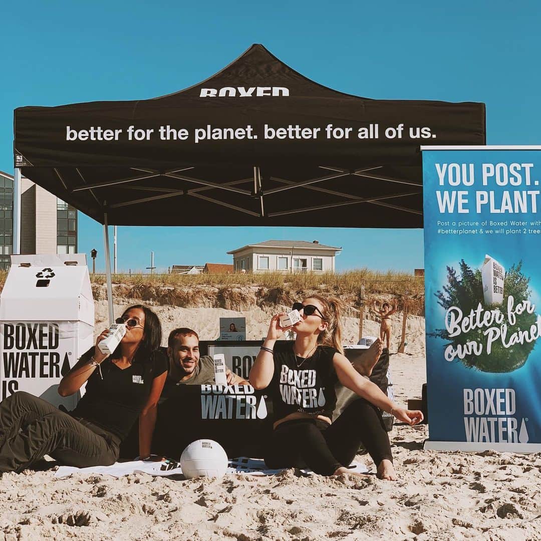 BoxedWaterさんのインスタグラム写真 - (BoxedWaterInstagram)「Have you spotted 👀 our team handing out Boxed Water at an event before? Whether it’s at a festival, an office headquarters, or on a beach, we always have a good time keeping you all hydrated. Comment down below where you’ve seen our team combating plastic pollution 💪  #BoxedWater #BoxedWaterIsBetter #BetterPlanet #SustainableEvents #Team」8月13日 23時55分 - boxedwater