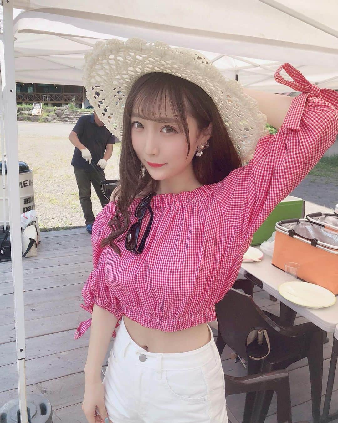 星野麻里愛さんのインスタグラム写真 - (星野麻里愛Instagram)「BBQ🍖コーデ 赤チェックどう？  #bbq #赤チェック #女優帽  #麦わら帽子  #オフショル #チラ見せ #ショートパンツ #白ショーパン」8月13日 23時57分 - maria.pink28