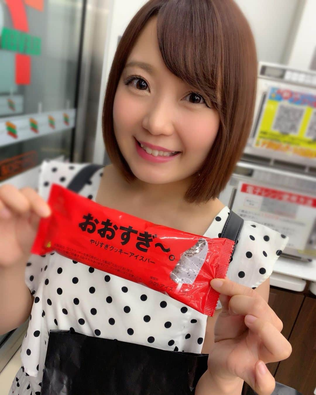 嶋梨夏さんのインスタグラム写真 - (嶋梨夏Instagram)「「おおすぎ〜。」が気になりすぎて食べてみたやりすぎクッキーアイスバーがたまらなく美味しかった😭💓もはや全部ソフトクッキーやん！ってぐらいクッキーたっぷりで甘党にはたまらない美味しさでした🥰絶対また食べるんだ🍪💕💕💕 #おおすぎ #やりすぎクッキーアイスバー #セブンイレブン #seveneleven #クッキー #cookies #アイス #icecream #コンビニアイス #sweets #スイーツ女子 #アラサー女子 #ショートボブ #photooftheday #JAPAN #japanesesweets #japanesegirl #avex #avexmanagement #instagood #followme #極度の甘党 #ricashima #嶋梨夏」8月13日 23時57分 - shimarica_jp