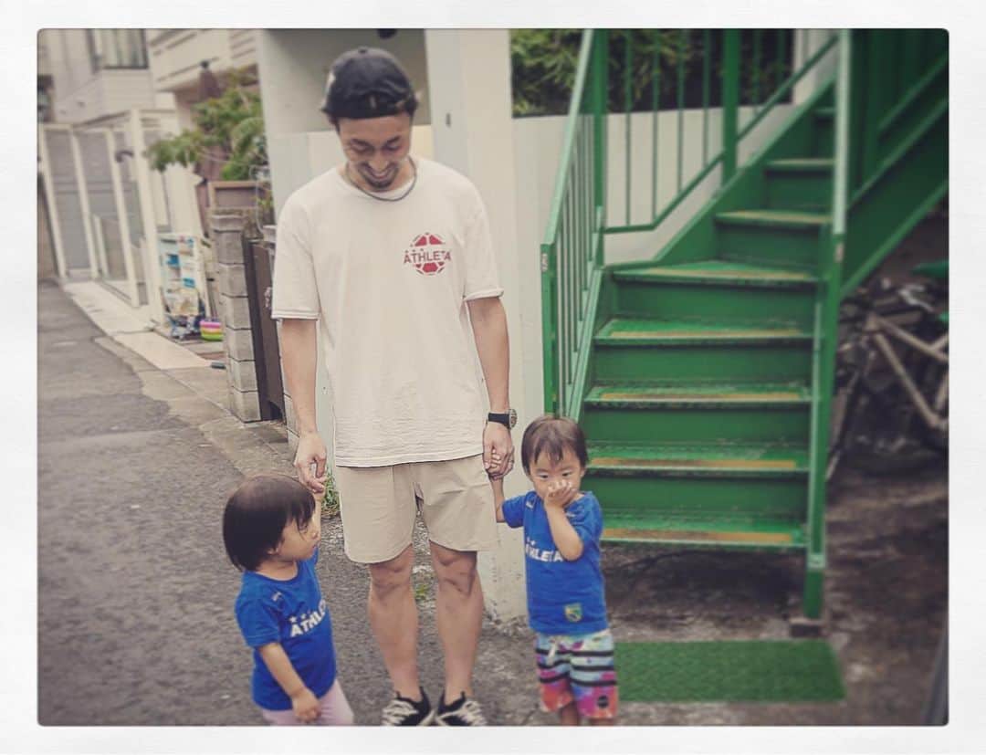 滝田学のインスタグラム：「Twins ⚠︎私の子供ではありません 正直人気出たくさい @inabakotaro7  #双子コーデ #親子コーデ #athleta #アスレタ」