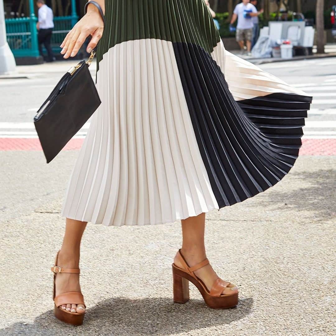 Macy'sさんのインスタグラム写真 - (Macy'sInstagram)「Stepping into the season with chunky heels & a color-blocked skirt. • •  Shop our Fall Preview trends now. Link in bio.」8月14日 0時00分 - macys