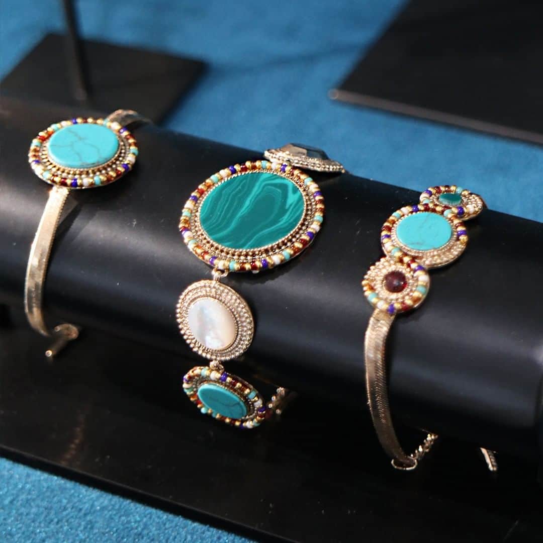のインスタグラム：「Pour une allure élégante et un look légèrement vintage adoptez ces bracelets souples en métal doré à l'or fin de la collection Claudia.⠀⠀⠀⠀⠀⠀⠀⠀⠀ ⠀⠀⠀⠀⠀⠀⠀⠀⠀ #bijoux#gioielli#jewelry#love#photooftheday#beautiful#fashion#bijouxcreateur#satelliteparis #bienvenueailleurs#photooftheday #bracelet」