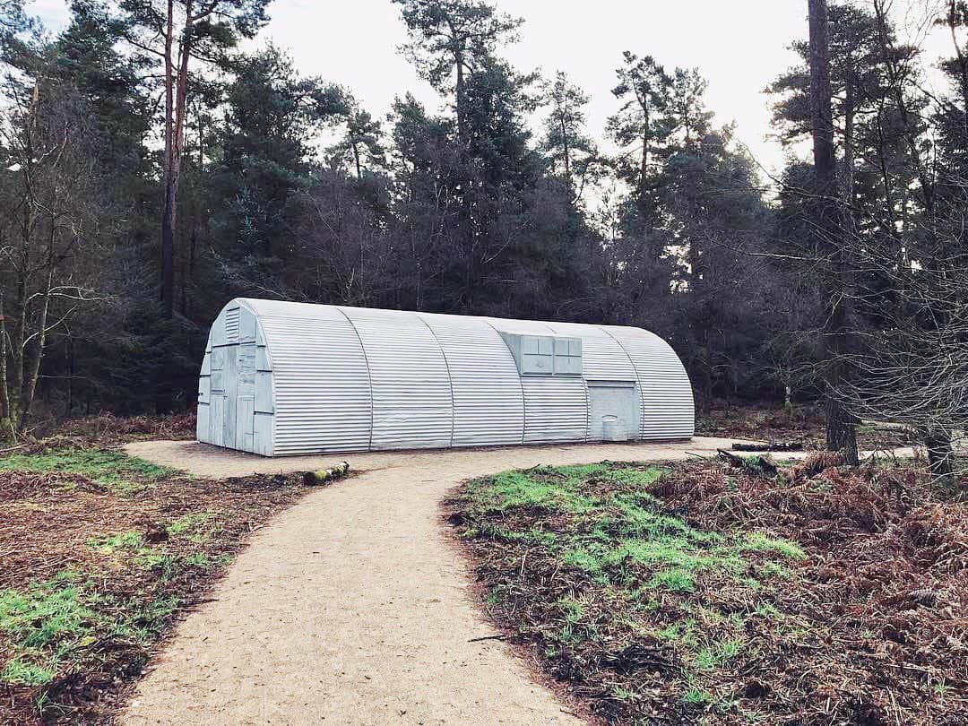 のインスタグラム：「#GagosianQuarterly: Rachel Whiteread’s public sculpture "Nissen Hut," cast from a type of structure invented during World War I, was unveiled in October 2018 in Yorkshire’s Dalby Forest.  Tamsin Dillon, curator for 14–18 NOW, the program that co-commissioned the project, explores the dynamic history of these structures and provides a firsthand account of the steps leading up to the work’s premiere. Read the essay via the link in our bio! __________ #RachelWhiteread #1418NOW #Gagosian @forestrycommeng @rachelwhitereadofficial  #Repost: @chriskeenan」