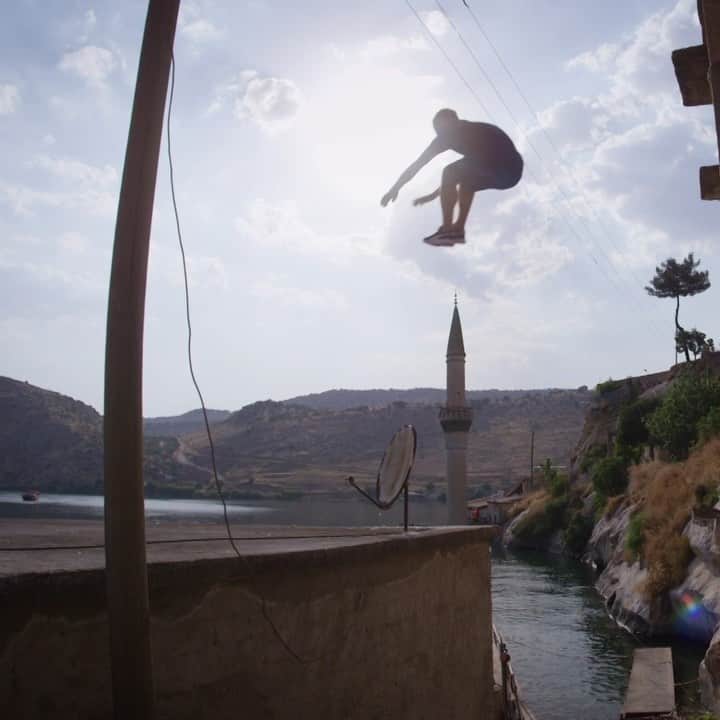 レッドブルのインスタグラム：「Freerunning in the underwater city of Halfeti? Yes, please! 🚶‍♂️: @alexander_titarenk0 #redbull #givesyouwings #freerunning #blueshorts #turkey #halfeti #underwater」