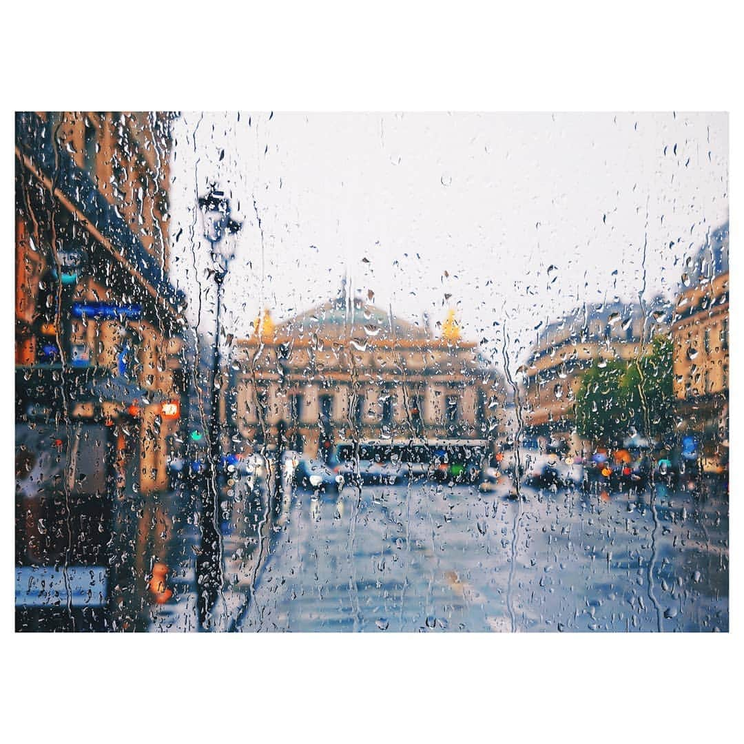 VuTheara Khamさんのインスタグラム写真 - (VuTheara KhamInstagram)「Rainy Day, Avenue de l'Opéra, Paris (2019)」8月14日 0時17分 - vutheara