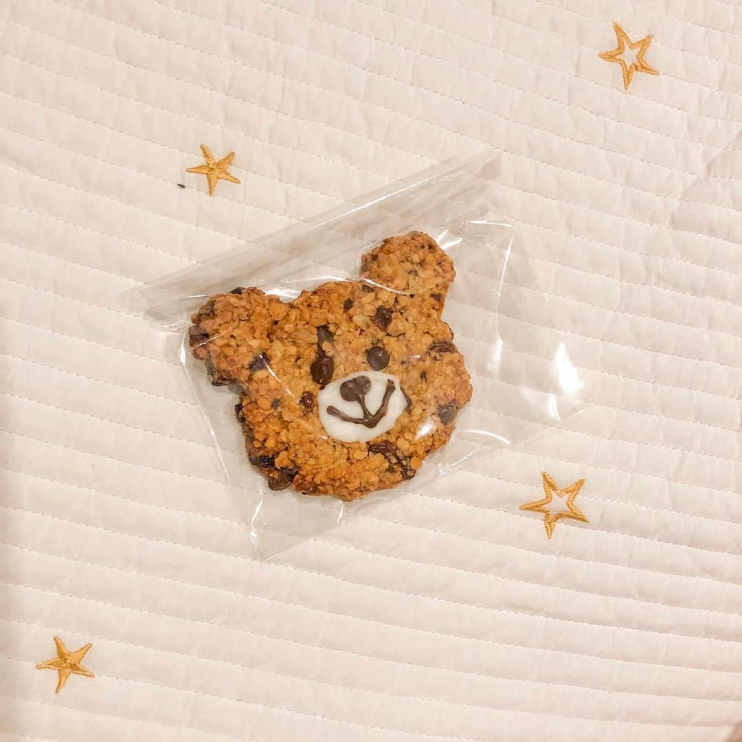 杉ありささんのインスタグラム写真 - (杉ありさInstagram)「友達が作ってきてくれたクッキー🍪🧸❤️ 可愛すぎる。 この絶妙な表情がたまりませんなぁ💓 うちの息子は一時期何故かくまごろうというあだ名が付いていました👶🏻 今でも時々呼びます😊 #くまごろう #親近感 #自分の名前がくまごろうだと思ったらどうしよう笑 #癒しのクッキーをありがとう💛 #おやすみなさい❤️」8月14日 0時11分 - itsmeariiisa