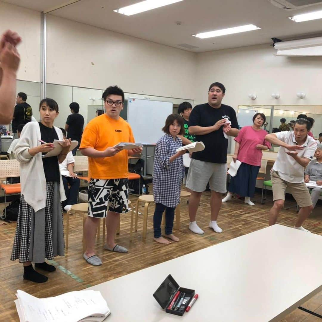 アキ（荒木良明）さんのインスタグラム写真 - (アキ（荒木良明）Instagram)「明日からはー、祇園花月諸見里リーダー週に出演させていただきますよー。稽古の写真でーす🤗15日には台風上陸の可能性らしいので、ご無理のないように気をつけてお越し下さいねー。  #祇園花月 #諸見里大介リーダー 週 #諸太郎 #吉本新喜劇 #吉本新喜劇アキ #ご縁のある役 #somanykindofaki #僕にできること  #doeverythingIcan  #お客さんに楽しんでもらえるように #makeabsolutesurethecustomerhasagreattime #ジャボリジェフ英訳 #そういう時期でしょ #感謝」8月14日 0時17分 - mizutamareppuaki