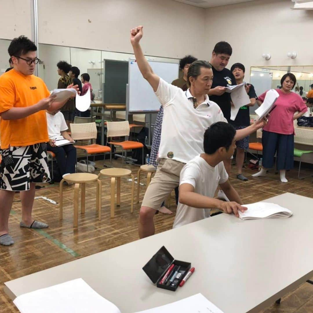 アキ（荒木良明）さんのインスタグラム写真 - (アキ（荒木良明）Instagram)「明日からはー、祇園花月諸見里リーダー週に出演させていただきますよー。稽古の写真でーす🤗15日には台風上陸の可能性らしいので、ご無理のないように気をつけてお越し下さいねー。  #祇園花月 #諸見里大介リーダー 週 #諸太郎 #吉本新喜劇 #吉本新喜劇アキ #ご縁のある役 #somanykindofaki #僕にできること  #doeverythingIcan  #お客さんに楽しんでもらえるように #makeabsolutesurethecustomerhasagreattime #ジャボリジェフ英訳 #そういう時期でしょ #感謝」8月14日 0時17分 - mizutamareppuaki