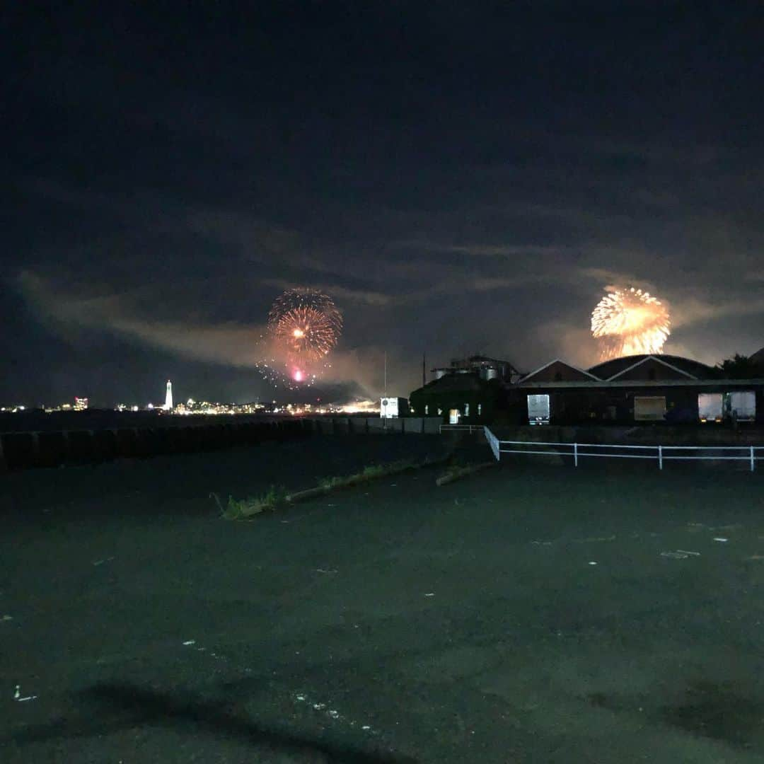 浅香圭（コラゾン）さんのインスタグラム写真 - (浅香圭（コラゾン）Instagram)「ひさしぶりに関門海峡花火を観ました☆183㎝ 20歳 イケメン男子 彼女有。とw まるで‥ 親子やないか！笑  #海峡花火大会#門司港 #唐戸市場#スイーツ #イラスト#お弁当#デザート #アート#花火#渋谷#カフェ #イケメン#おやつ#新宿 #パン#舞台#子育て#tea #japan#下関 #おかず#アイス #イベント#メイク#レトロ #撮影#かき氷#ヘアスタイル #artwork#親子」8月14日 0時15分 - keiasaka