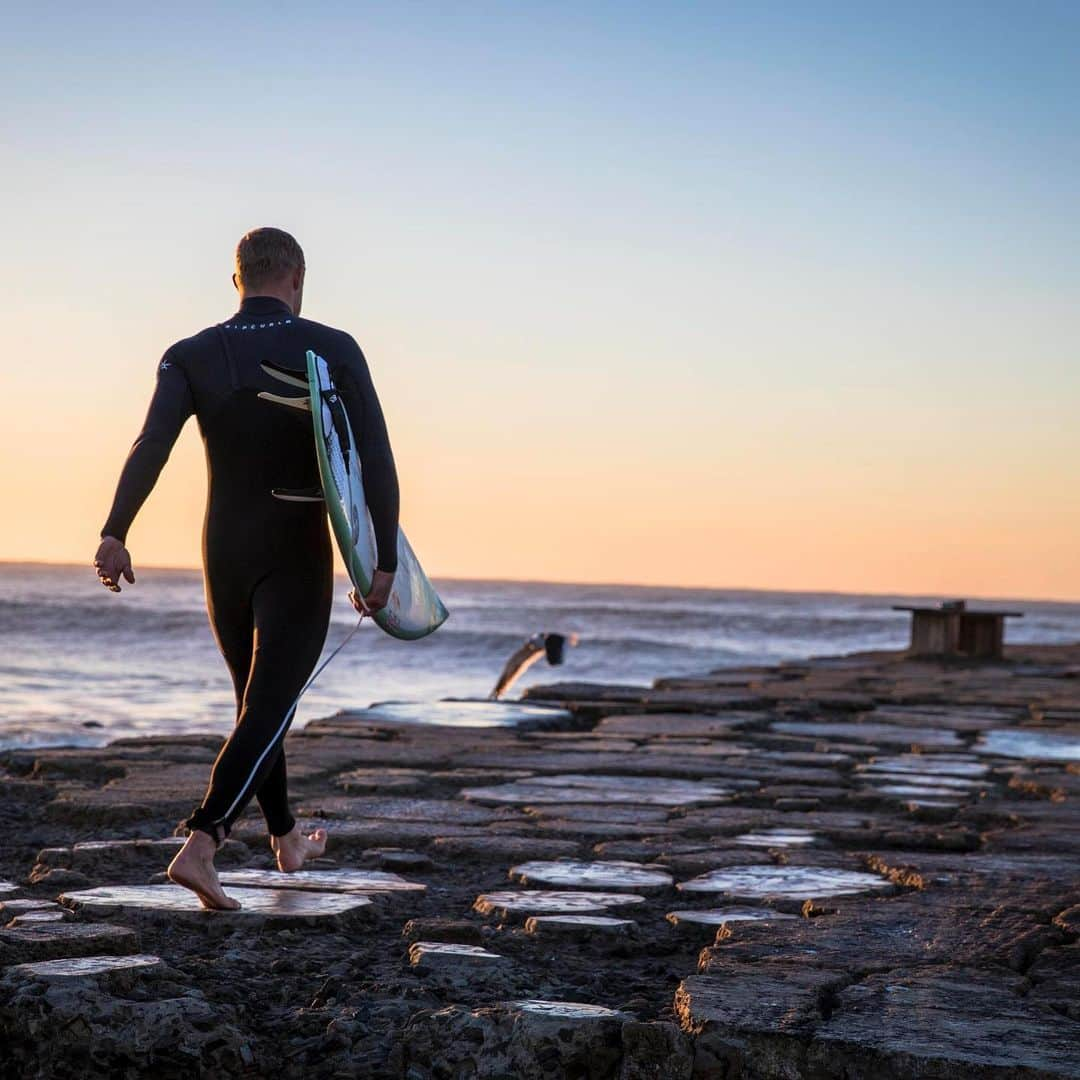 Surf Magazineさんのインスタグラム写真 - (Surf MagazineInstagram)「@mfanno melted his knee during this turn for #stabinthedark and will be out of the water for six to 12 months. In the 24 hours on location, however, Mick still rode 80 waves. While he only rode half of the boards, Mick still managed to find a winner (shocker: this wasn’t it). This year we’re taking the average six best shapers from previous iterations along with former test pilots (@sealtooth and @jordysmith88, @julian_wilson couldn’t make it). Photos by @alanvangysen.」8月13日 15時16分 - stab