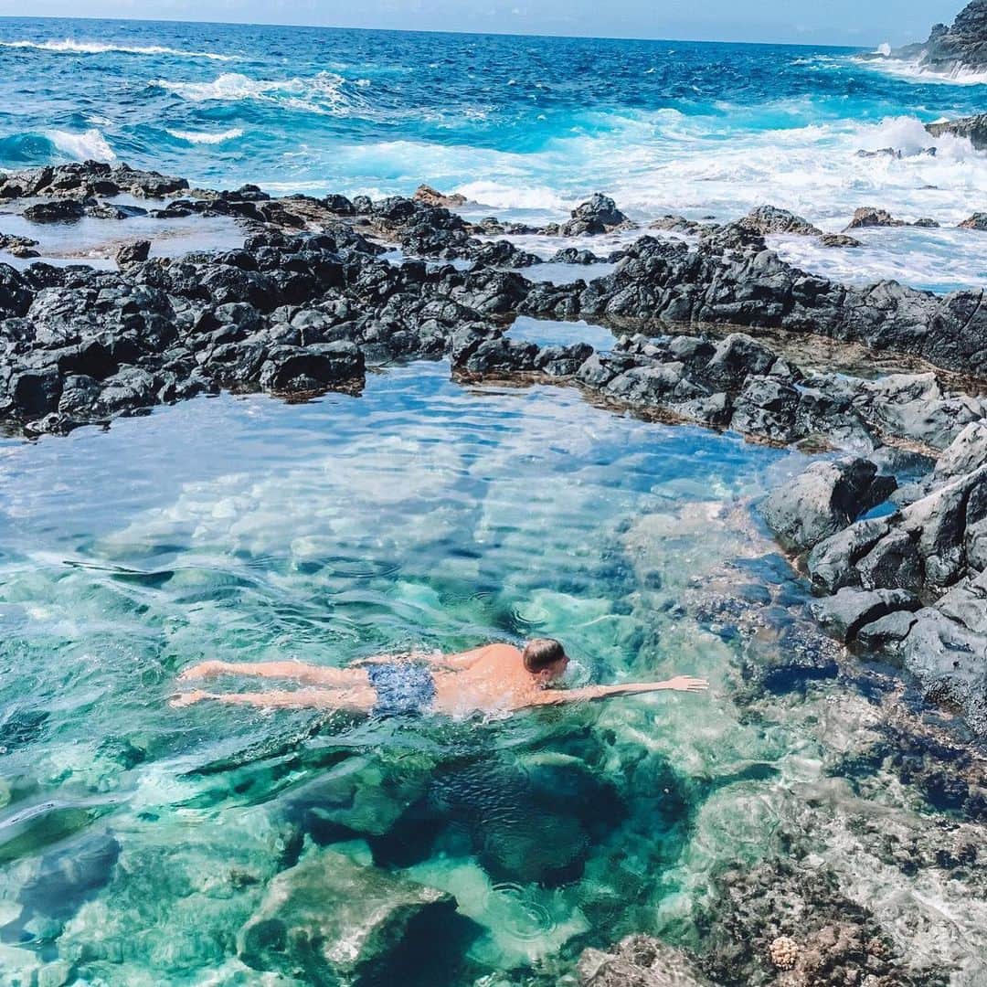 トラビス・マホーニーのインスタグラム：「Cutting laps #hawaii #makapuu」