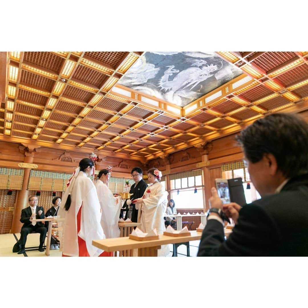 和婚スタイルさんのインスタグラム写真 - (和婚スタイルInstagram)「#湯島天神  素敵な笑顔がこぼれた瞬間、お式中のシャッターチャンスです♪  @wakonstyle  #和婚スタイル  #神社婚 #和婚 #和装 #色打掛  #白無垢 #洋髪 #ウェディングフォト #ブライダルフォト #ロケーションフォト #前撮り #和装ヘアスタイル #神前式 #関西花嫁 #関東花嫁 #九州花嫁 #神前式挙式 #結婚式 #ウェディング #2019春婚 #2019夏婚 #2019秋婚 #2019冬婚 #日本中のプレ花嫁さんと繋がりたい #weddingphotography」8月13日 15時21分 - wakonstyle