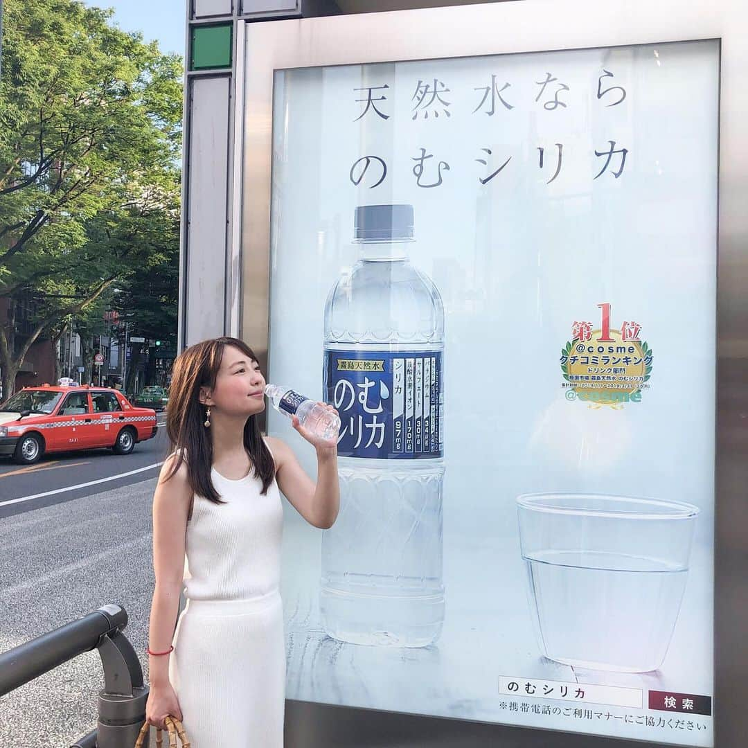 うえむらちかさんのインスタグラム写真 - (うえむらちかInstagram)「暑い日が続きますが、みなさんちゃんと #水分補給 できていますかー？☀️﻿ ﻿ 最近、外に出る時はお水を常備して外出するようにしているんですが、この間歩いていたらちょうど私が持っていたお水とおなじ広告をバス停で発見🚌﻿ ﻿ 思わずパシャり📸﻿ （ドヤ顔笑）﻿ ﻿ ﻿ 暑過ぎてお水をまとめ買いしようと思って調べたら 色んな種類があることにびっくり🥛﻿ ﻿ 選ぶ時はやはり安さと笑﻿ どうせならミネラルが豊富なものがいいなあと見つけたのが﻿ ﻿ “のむシリカ（@nomusilica_official）”﻿ ﻿ @コスメでも1位を獲得した #天然水 で﻿ 20%オフキャンペーンもやっていたのでお得にまとめ買いできるところも🙆‍♀️﻿ ﻿ 4大ミネラルの含有量が多く﻿ 新陳代謝が上がるので﻿ 水分補給しながら美容と健康のことが考えられるのもいいですね👏﻿ ﻿ ﻿ まだまだ暑い日が続きますが﻿ #熱中症対策 の為にも水分補給はこまめにしていきましょう‼️﻿ ﻿ ﻿ #シリカ #シリカ水 #のむシリカ﻿ #水 #霧島天然水 #ケイ素﻿ #mineralwater #pr #Water #ナチュラルミネラルウォーター﻿ #美容 #デトックス #ダイエット」8月13日 15時32分 - uemurachika