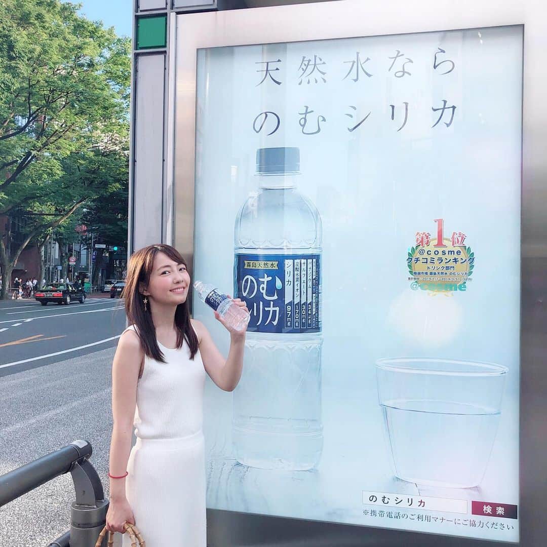 うえむらちかのインスタグラム：「暑い日が続きますが、みなさんちゃんと #水分補給 できていますかー？☀️﻿ ﻿ 最近、外に出る時はお水を常備して外出するようにしているんですが、この間歩いていたらちょうど私が持っていたお水とおなじ広告をバス停で発見🚌﻿ ﻿ 思わずパシャり📸﻿ （ドヤ顔笑）﻿ ﻿ ﻿ 暑過ぎてお水をまとめ買いしようと思って調べたら 色んな種類があることにびっくり🥛﻿ ﻿ 選ぶ時はやはり安さと笑﻿ どうせならミネラルが豊富なものがいいなあと見つけたのが﻿ ﻿ “のむシリカ（@nomusilica_official）”﻿ ﻿ @コスメでも1位を獲得した #天然水 で﻿ 20%オフキャンペーンもやっていたのでお得にまとめ買いできるところも🙆‍♀️﻿ ﻿ 4大ミネラルの含有量が多く﻿ 新陳代謝が上がるので﻿ 水分補給しながら美容と健康のことが考えられるのもいいですね👏﻿ ﻿ ﻿ まだまだ暑い日が続きますが﻿ #熱中症対策 の為にも水分補給はこまめにしていきましょう‼️﻿ ﻿ ﻿ #シリカ #シリカ水 #のむシリカ﻿ #水 #霧島天然水 #ケイ素﻿ #mineralwater #pr #Water #ナチュラルミネラルウォーター﻿ #美容 #デトックス #ダイエット」