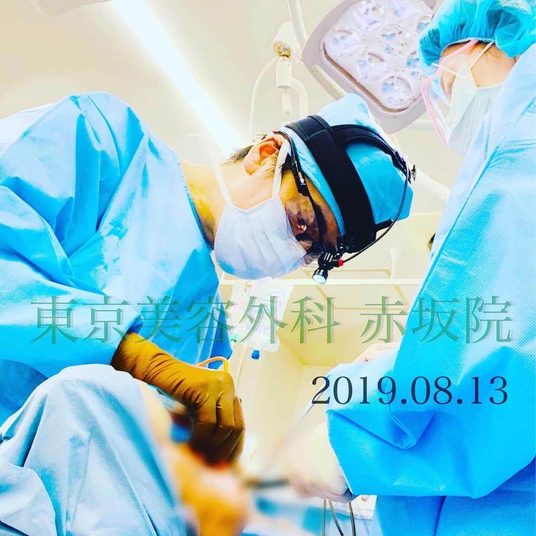 東京美容外科公式さんのインスタグラム写真 - (東京美容外科公式Instagram)「. 東京美容外科では経験豊富でセンスのあるドクター、 そのドクターをしっかりサポートする看護師やスタッフが 皆様の御来院をお待ちしております。 . . 関東には他にも銀座院と新宿院がございますが、本日開院しているのは赤坂院のみとなります😊 . . 本日は16時以降ご予約お取りできますのでお気軽にお問い合わせ下さい。 . . 今大人気の医療用HIFUもございます❤️ . . ===✨お問い合わせはこちら✨=== 詳しくはプロフィールのURLから公式サイトへ♪ ▼フリーダイヤル 0120-658-958 （コールセンター受付時間：9：00～21：00） ▼LINE予約 @ tkc110 #東京美容外科 #東京美容外科赤坂院 #赤坂 #港区#審美#セットバック#ルフォー#骨切り#美容 #美容整形 #きれい #整形 #美活 #綺麗になりたい #美肌 #美意識  #美容外科 #プチ整形 #韓国  #エイジングケア #アンチエイジング #美容好き #韓国美容 #美容整形外科 #二重 #埋没法 #HIFU #ハイフ」8月13日 15時30分 - tokyobiyougeka_jimukyoku