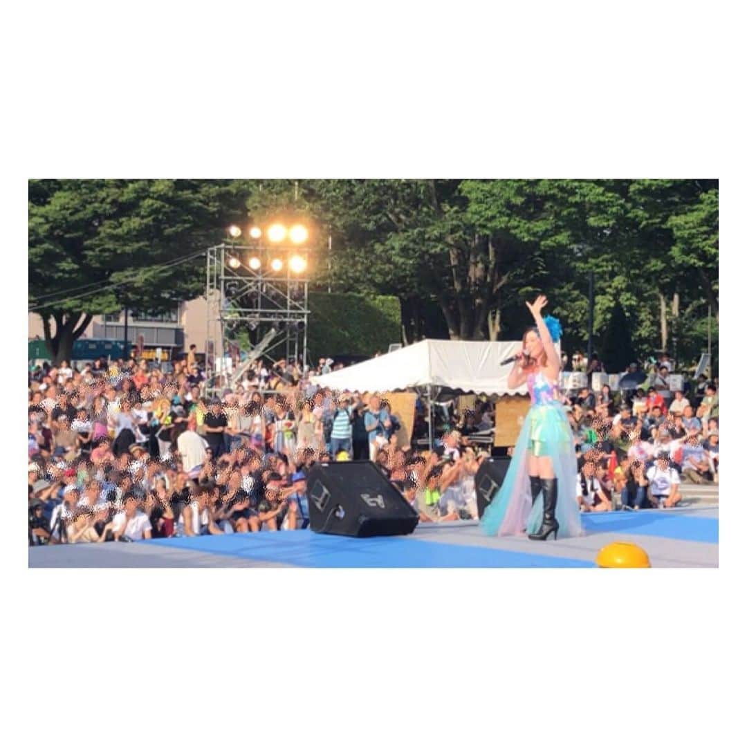 荒牧陽子さんのインスタグラム写真 - (荒牧陽子Instagram)「2019.8.11  山形県東根市 ひがしね祭﻿ ┈︎┈︎┈︎┈︎┈︎┈︎┈︎┈︎┈︎┈︎┈︎┈﻿ ︎見に来てくださった皆さん、ありがとうございました！﻿ お客さんとステージが１つになったような﻿ そんな気持ちになる程﻿ 沢山の方が最高の笑顔で踊ってくれてて﻿ 私の方が幸せな気持ちになりました♡﻿ 癒された〜﻿ ﻿ そして﻿ 遠くから来てくださった方が沢山いて﻿ ビックリ😳﻿ マキタソタオル持ってきてくれてて﻿ さらにビックリ😳﻿ ﻿ とっても嬉しかったです！﻿ ﻿ しかし山形も暑かった！﻿ みんな 熱中症に気をつけて！﻿ ﻿ 次は北海道の、そば祭り行くよー！﻿ ﻿ 幌加内町 新そば祭り(北海道)﻿ 2019年8月31日、9月1日﻿ 開催時間：9:00-15:30﻿ 会場：北海道幌加内町役場周辺メインステージ﻿ ﻿ お近くの方、お近くじゃなくてもお暇なら！﻿ 是非遊びに来てくださいね！﻿ ┈︎┈︎┈︎┈︎┈︎┈︎┈︎┈︎┈︎┈︎┈︎┈﻿ #‪山形県 #東根市 #ひがしね祭‬﻿ #荒牧陽子﻿ #つぼくみ」8月13日 15時33分 - yoko_aramaki
