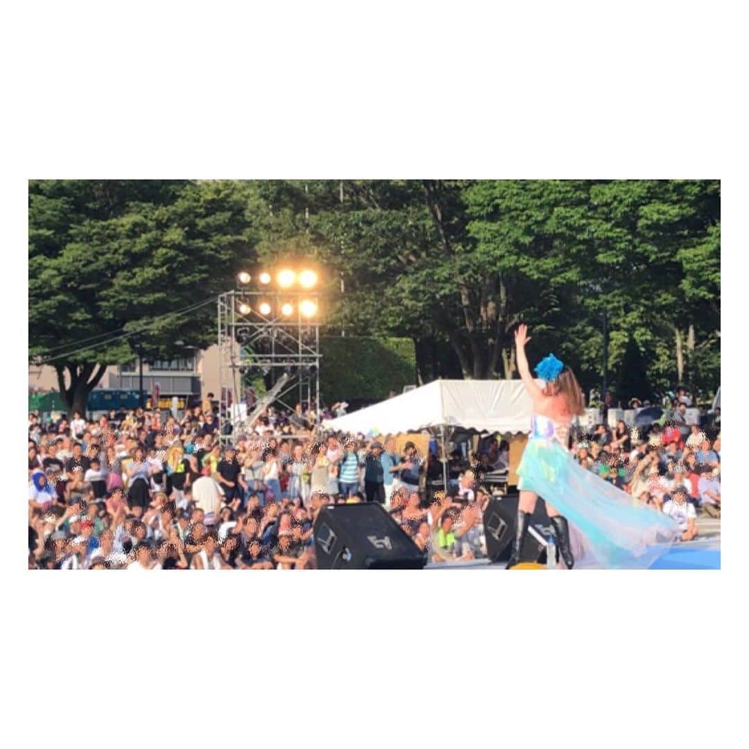 荒牧陽子さんのインスタグラム写真 - (荒牧陽子Instagram)「2019.8.11  山形県東根市 ひがしね祭﻿ ┈︎┈︎┈︎┈︎┈︎┈︎┈︎┈︎┈︎┈︎┈︎┈﻿ ︎見に来てくださった皆さん、ありがとうございました！﻿ お客さんとステージが１つになったような﻿ そんな気持ちになる程﻿ 沢山の方が最高の笑顔で踊ってくれてて﻿ 私の方が幸せな気持ちになりました♡﻿ 癒された〜﻿ ﻿ そして﻿ 遠くから来てくださった方が沢山いて﻿ ビックリ😳﻿ マキタソタオル持ってきてくれてて﻿ さらにビックリ😳﻿ ﻿ とっても嬉しかったです！﻿ ﻿ しかし山形も暑かった！﻿ みんな 熱中症に気をつけて！﻿ ﻿ 次は北海道の、そば祭り行くよー！﻿ ﻿ 幌加内町 新そば祭り(北海道)﻿ 2019年8月31日、9月1日﻿ 開催時間：9:00-15:30﻿ 会場：北海道幌加内町役場周辺メインステージ﻿ ﻿ お近くの方、お近くじゃなくてもお暇なら！﻿ 是非遊びに来てくださいね！﻿ ┈︎┈︎┈︎┈︎┈︎┈︎┈︎┈︎┈︎┈︎┈︎┈﻿ #‪山形県 #東根市 #ひがしね祭‬﻿ #荒牧陽子﻿ #つぼくみ」8月13日 15時33分 - yoko_aramaki