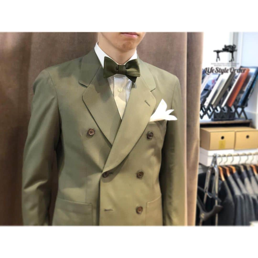 life_style_orderさんのインスタグラム写真 - (life_style_orderInstagram)「< double breasted×green > オリーブ色のダブルブレステッドスーツ。  襟元の柔らかいクローバーカラーに同色の蝶ネクタイでシンプルな装い。 . . . ----------------------------------------- ※御来店の際は御予約をお願い致します。 ----------------------------------------- オーダーメイド製品はlifestyleorderへ。 made in japan  #lifestyleorder #ライフスタイルオーダー #プレ花嫁 #新郎コーデ #新郎衣装 #スーツスタイル #オーダースーツ #オーダータキシード #2018冬婚 #2019春婚 #ダブルスーツ #蝶ネクタイ」8月13日 15時49分 - life_style_order