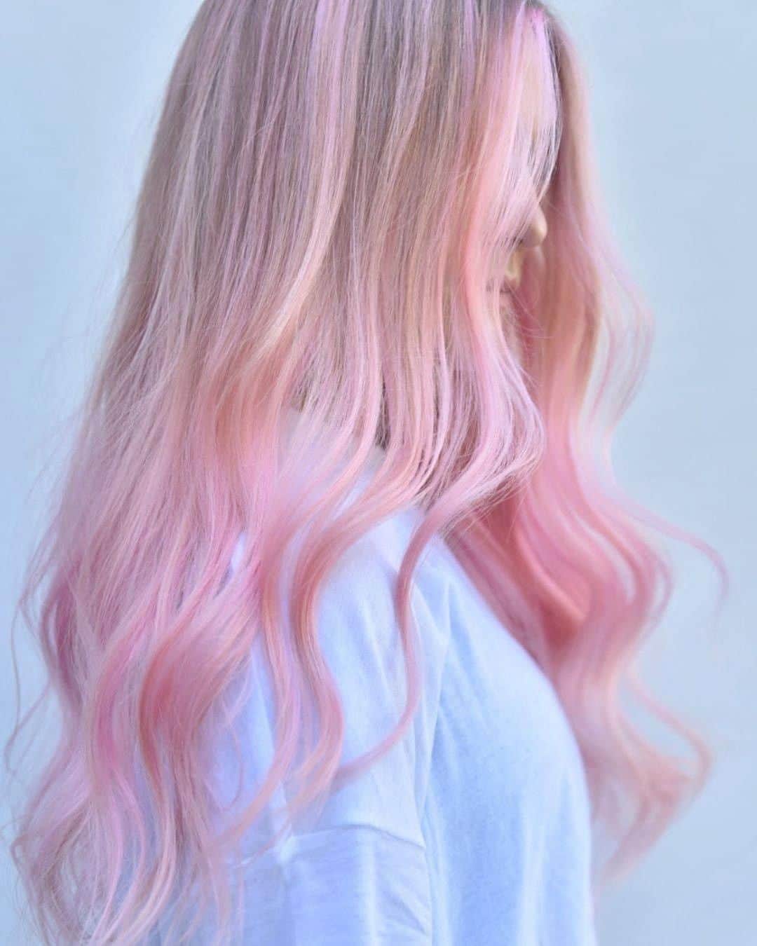 ghd hairさんのインスタグラム写真 - (ghd hairInstagram)「Soft pink waves 💕☁️ @shmeggsandbaconn styled with the #ghdsoftcurltong. 💕  #ghd #ghdhair #goodhairday #pinkhair #wavyhair #hairgoals #longhair #wavyhair #hairinspo」8月13日 15時42分 - ghdhair