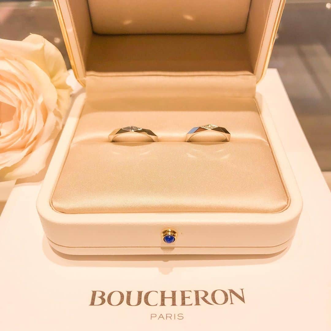 bijouxthreecさんのインスタグラム写真 - (bijouxthreecInstagram)「【BOUCHERON】ファセットダイヤモンドリング 〈永遠の愛の誓い〉を象徴する、洗練された雰囲気が魅力のファセットは、プラチナの精緻な研磨によってリングが明るく輝き、3石のダイヤモンドが更なる輝きをもたらします✨✨ .  #結婚指輪  #marriagering  #婚約指輪  #engagementring  #boucheron  #ブシュロン  #新潟 #古町  #ビジュースリーク  #bijouxthreec  #クラッシュアンドカンパニー」8月13日 15時43分 - bijouxthreec