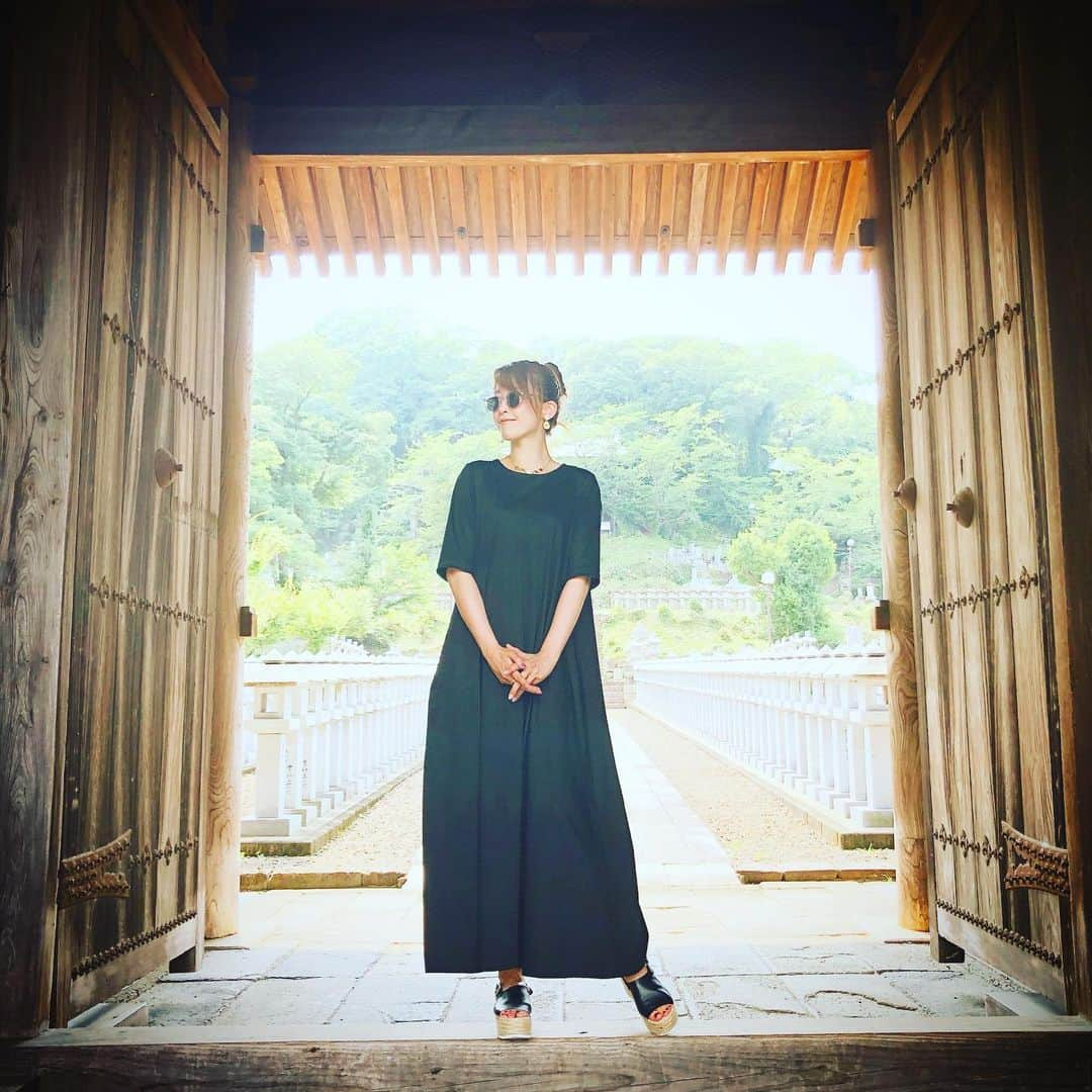 龍真咲さんのインスタグラム写真 - (龍真咲Instagram)「残暑お見舞い申し上げます🌤 家族旅行も兼ねて、母の実家高松へ✈️ 妹と弟が撮影してくれました。 やはり家族、そして妹弟は大切でかけがえのない存在です。今まで離れていたので感じていてもなかなか話せない事伝えきれない事も沢山ありますが、ゆっくり大切に時を感じれる数日間でした😊 そして、高松と言えばうどん！！ 最近では生うどんを発注出来たりと、素晴らしいですね✨✨✨ おみくじをひいたりお墓まいりをしたりみんなで写真を撮ったり…ちなみにラストは左から弟、わたし、妹、妹の旦那さんです👍妹の結婚式はベルばら東京千秋楽でした。はい、行けませんでした🥺それは決して母の公演日数計算ミスではありません❗️笑笑」8月13日 15時43分 - masaki_ryu