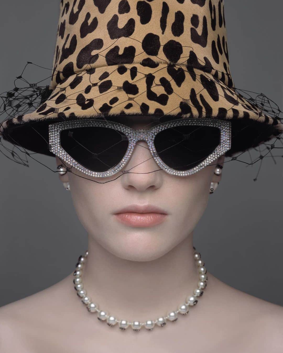 クリスチャンディオールさんのインスタグラム写真 - (クリスチャンディオールInstagram)「The #DiorAW19 collection by #MariaGraziaChiuri is punctuated with bold checks and the leopard prints. Silhouettes are elevated with precious couture accessories such as the veiled bob hat, 'Teddy-D' pearl necklace or the 'CatStyleDior' sunglasses, accentuating the British vibe of the collection.⁠⠀ © @BrigitteNiedermair⁠⠀」8月13日 15時46分 - dior