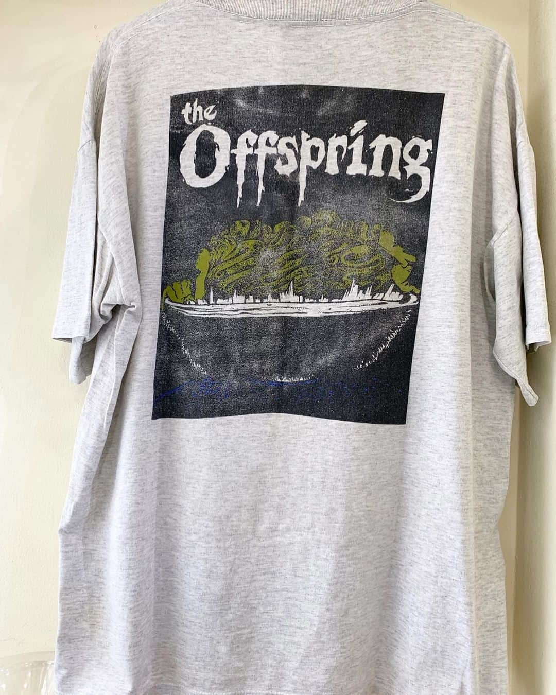 ジャムルさんのインスタグラム写真 - (ジャムルInstagram)「'94 OFFSPRING ¥15500+tax 肩幅 60cm 身幅 61cm 着丈 71.5cm . 通販も可能です。 お問い合わせはお電話で承ります。 . [#jammru_tee] #お問い合わせはお電話で承ります #jammru #osaka  #fashion  #streetstyle  #streetfashion  #vtg  #vintage  #used  #usedclothing  #古着 #古着屋 #ファッション #70s #80s #90s #vintagetshirts#vintagetee#tshirts#tee#offspring #theoffspring」8月13日 15時47分 - jammru