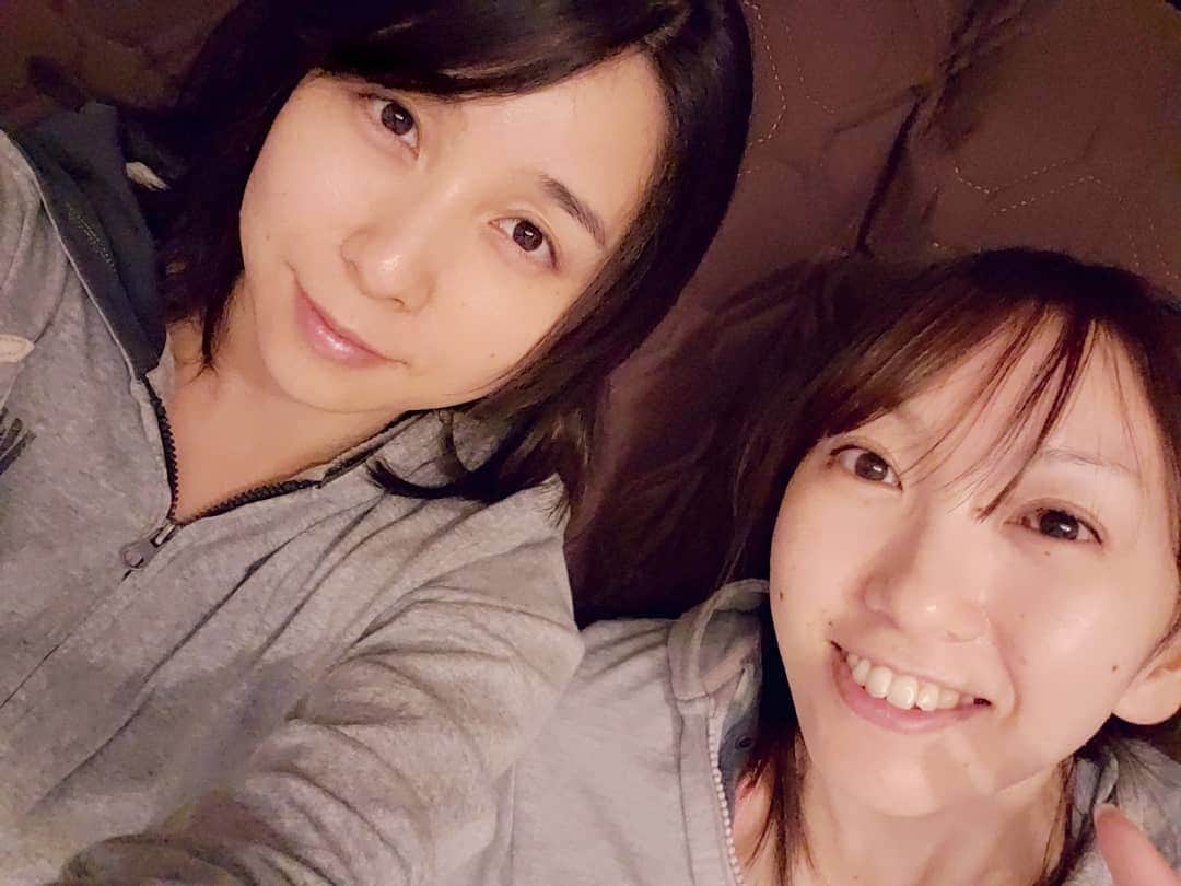 柚月美穂のインスタグラム：「. . じゅんちゃん(岡安淳子/花保七津実)と。 . . りっちゃん😺に会いに来てくれました♡ . 恒例なのか 今年も一緒に 舞台『俺は君のためにこそ死ににいく』 の靖国公演のDVDを観たよ。 . . 何回見てもあのシーンはこうだったね。ああだったね。って 私達にとって大切な大事な作品です。 . 今度は紀伊國屋ホールで公演したものと 見比べてみよう😌 . . . . 今年も少し遅くなりますが あの場所へ😌😌」