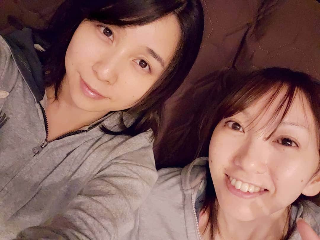 柚月美穂さんのインスタグラム写真 - (柚月美穂Instagram)「. . じゅんちゃん(岡安淳子/花保七津実)と。 . . りっちゃん😺に会いに来てくれました♡ . 恒例なのか 今年も一緒に 舞台『俺は君のためにこそ死ににいく』 の靖国公演のDVDを観たよ。 . . 何回見てもあのシーンはこうだったね。ああだったね。って 私達にとって大切な大事な作品です。 . 今度は紀伊國屋ホールで公演したものと 見比べてみよう😌 . . . . 今年も少し遅くなりますが あの場所へ😌😌」8月13日 15時57分 - mihoyuzuki