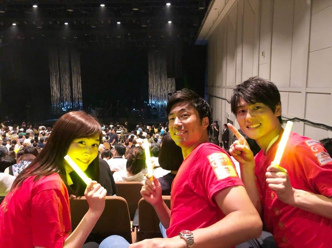 上重聡のインスタグラム：「昨日は中山秀征さんのライブにシューイチアナウンサーチームで行ってきました🎤 ヒデさんかっこよかったです！ （安村くんは海外出張中）  #シューイチ #中山秀征 さん #岩田絵里奈 #佐藤義朗」